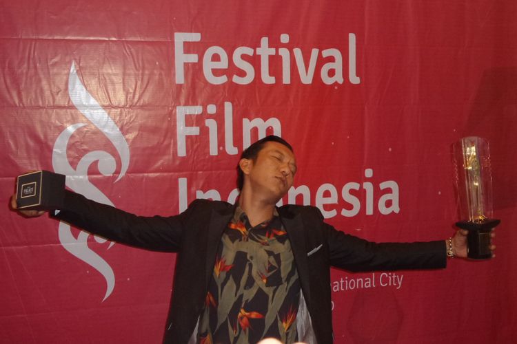 Teuku Rifnu Wikana meraih Piala Citra sebagai Pemeran Utama Terbaik untuk film Night Bus pada Festival Film Indonesia (FFI) 2017, di Grand Kawanua International City, Manado, Sulawesi Utara, Sabtu (11/11/2017) malam.