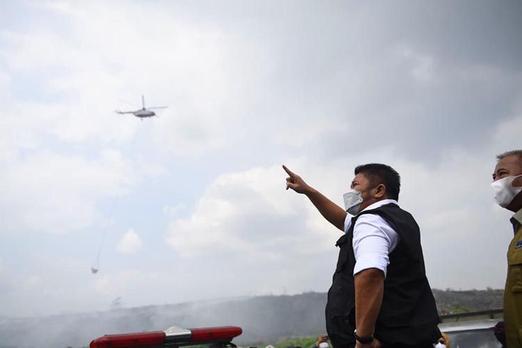 Gubernur Sumsel Herman Deru mengerahkan dua unit helikopter water bombing untuk memadamkan api di TPA Sukawinatan, Palembang, Sulsel, Selasa (15/8/2023). 