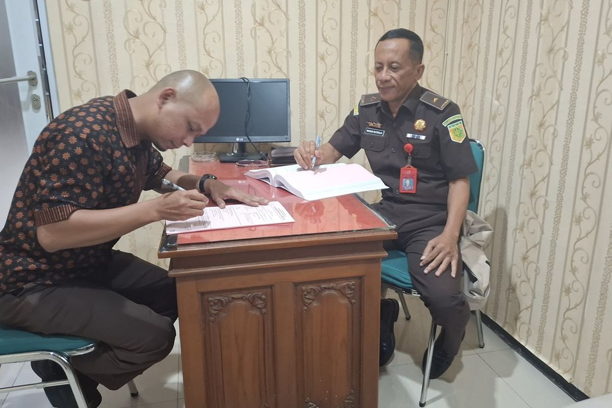 JOKI SELEKSI CPNS - Tersangka gratifikasi CPNS berinisial MB saat didatangi di Kejaksaan Negeri Semarang, Jawa Tengah.