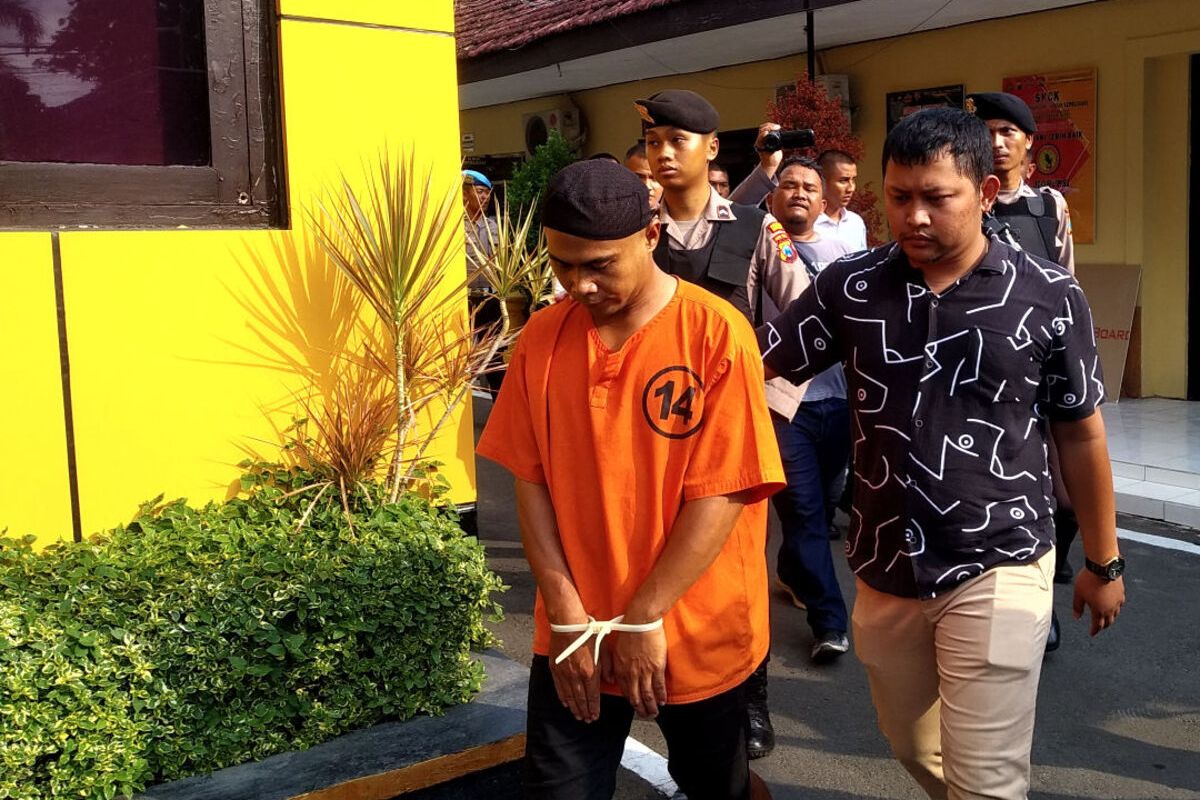 SH (30), tersangka pembunuh istrinya sendiri, Fitriani (21), dihadirkan pada konferensi pers di Mapolres Blitar Kota, Jumat (24/11/2023)