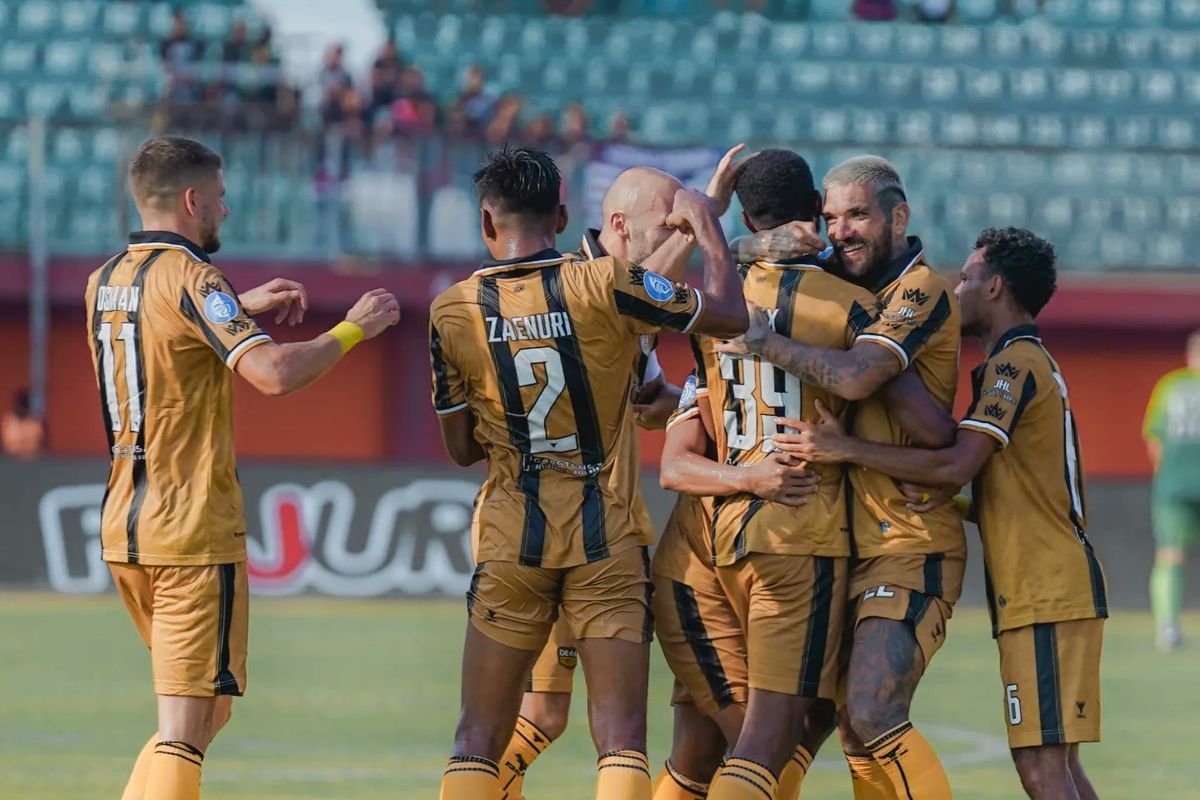 Para pemain Dewa United melakukan selebrasi dalam pertandingan melawan Madura United pada lanjutan Liga 1 2023-2024. Duel Madura United vs Dewa United di Stadion Gelora Madura Ratu Pamelingan, Jawa Timur, Minggu (22/10/2023) berakhir dengan skor 1-3. Terkini, Dewa United mengirim surat protes ke PSSI karena merasa dirugikan wasit.