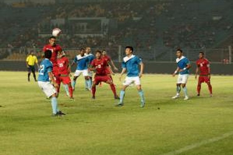 Pemain Timnas Indonesia Talaohu Abdulmushafry menyundul bola dalam pertandingan amal melawan Asean All Star di Stadion Utama Gelora Bung Karno, Senayan, Jakarta, Minggu (11/5/2014). Pertandingan ini merupakan pertandingan amal bagi korban bencana angin topan di Filipina. 