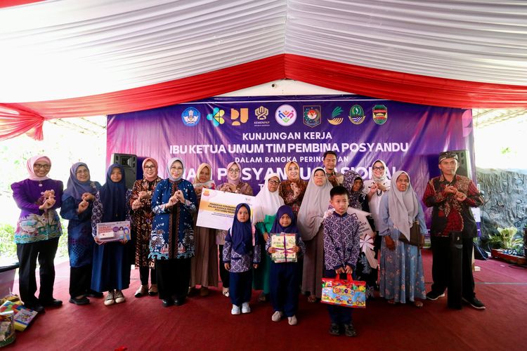 Ketua Umum Tim Pembina Posyandu Tri Tito Karnavian saat kunker di Desa Cibukamanah, Kecamatan Cibatu, Kabupaten Purwakarta, Jawa Barat, Kamis (8/5/2025).