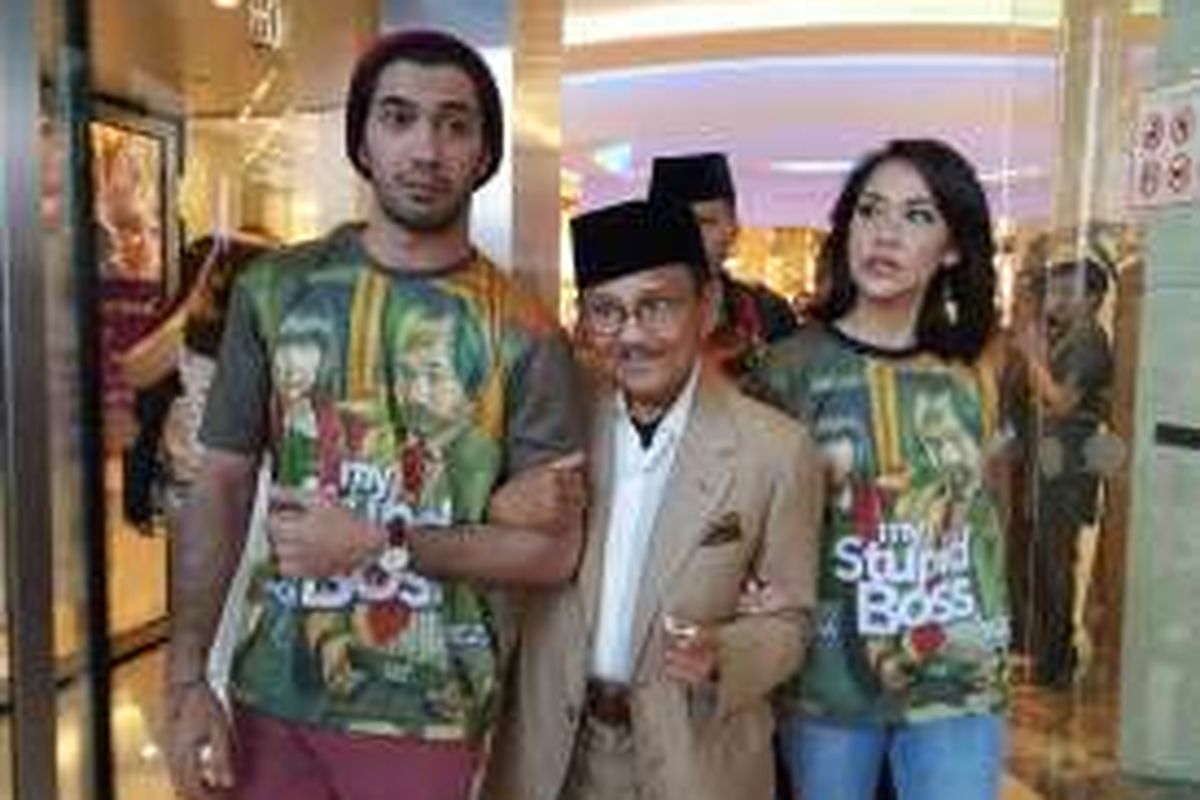 Reza Rahadian dan Bunga Citra Lestari mengapit Presiden RI Ketiga Bacharuddin Jusuf Habibie setelah menonton film My Stupid Boss, di XXI Kota Kasablanka, Tebet, Jakarta Selatan, Sabtu (21/5/2016).