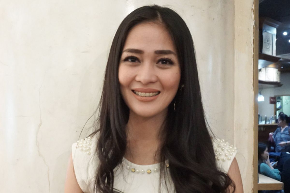 Artis peran yang juga pembawa acara Gracia Indri saat ditemui di The Celebrity Make Up by Martinez Professionel di Pondok Indal Mall, Jakarta Selatan, Jumat (3/8/2018).