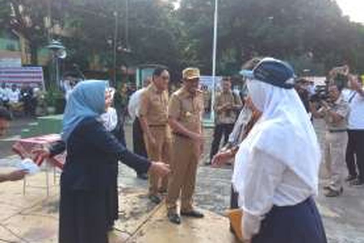 Wakil Gubernur DKI Jakarta Djarot Saiful Hidayat memimpin upacara di SMAN 70 Jakarta, Senin (18/7/2016).