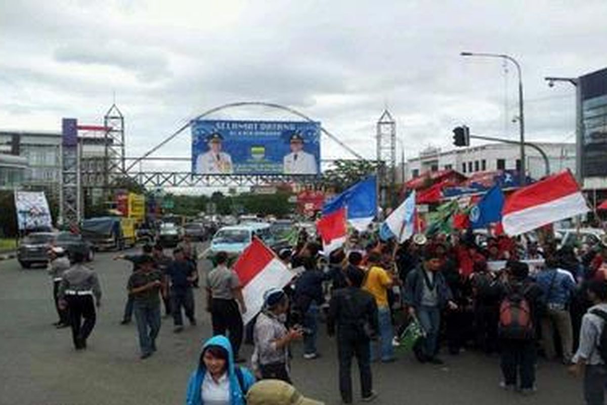 Tolak BBM, Mahasiswa Blokir Perempatan Pasteur