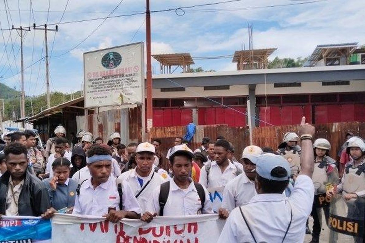 Perlajar yang tergabung dalam Solidaritas Pelajar West Papua (SPWP) menggelar aksi unjuk rasa di Perumnas III, Waena, Distrik Heram, Kota Jayapura, Senin (17/2/2025). Mereka menolak program Makan Bergizi Gratis (MBG).