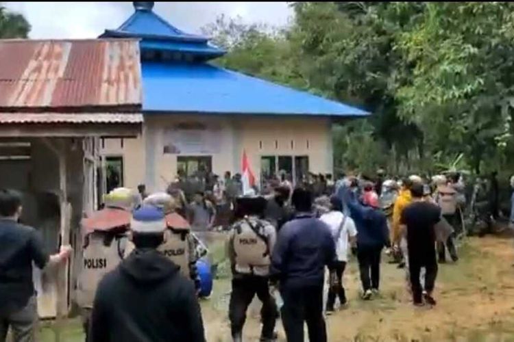 Massa mendatangi jemaah Ahmadiyah di Desa Balai Harapan, Kecamatan Tempunak, Kabupaten Sintang, Kalimantan Barat (Kalbar), Jumat (3/9/2021) siang. Kepala Bidang Humas Polda Kalbar Kombes Pol Donny Charles Go mengatakan, bangunan masjid mengalami kerusakan karena dilempar dan bangunan belakang masjid dibakar massa.