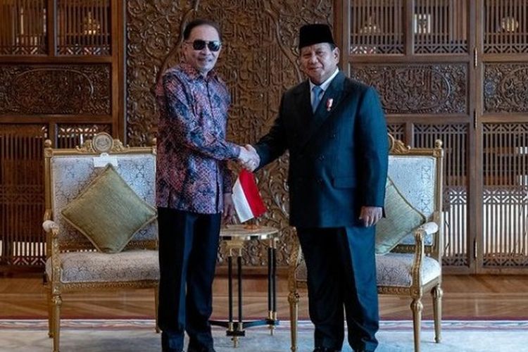 PM Malaysia Anwar Ibrahim berjabat tangan dengan Menhan RI Prabowo Subianto di Kantor PM Malaysia, Gedung Perdana Putra, Putrajaya, Kamis (4/4/2024).