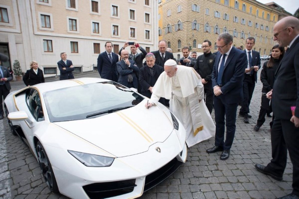 Paus Fransiskus memberkati mobil Lamborghini Huracan yang dihadiahkan kepada dia.