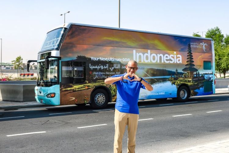 Menparekraf Sandiaga Uno bersama shuttle bus Wonderful Indonesia. 