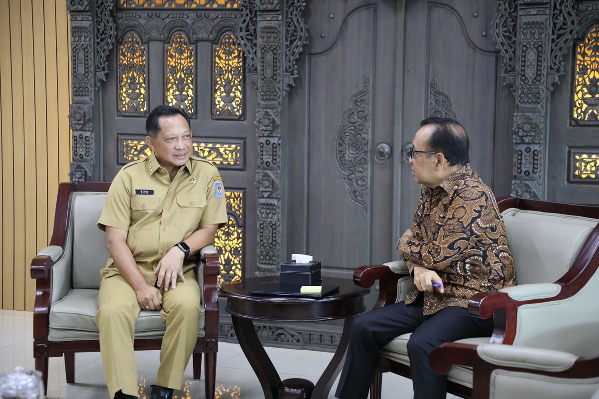 Menteri Dalam Negeri (Mendagri) Muhammad Tito Karnavian saat menemui Menteri Koordinator (Menko) Bidang Pembangunan Manusia dan Kebudayaan (PMK) Pratikno di Kantor Kementerian Koordinator (Kemenko) PMK, Jakarta, Selasa (23/12/2025).