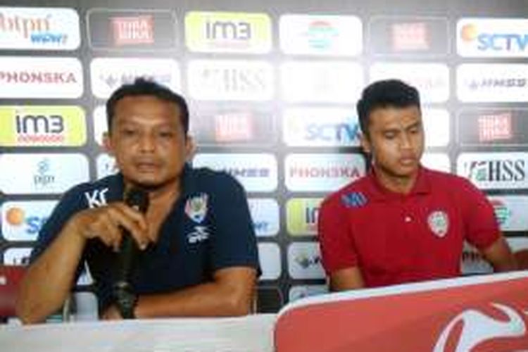 Asisten pelatih Arema Cronus Kuncoro (kiri) dan Mochammad Junda Irawan, dalam sesi jumpa pers sebelum pertandingan, Kamis (6/10/2016). 