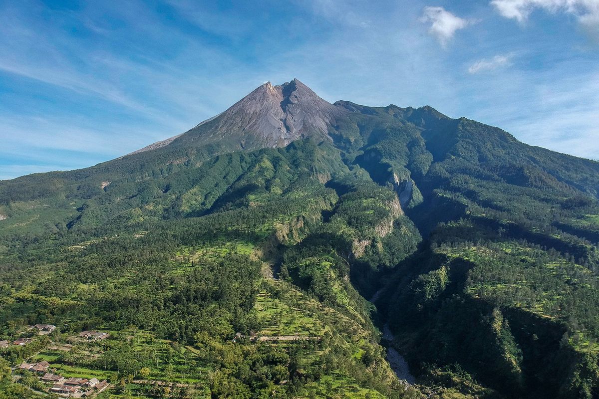 Gunung Merapi dilihat dari udara di Desa Balerante, Kecamatan Kemalang, Kabupaten Klaten, Jawa Tengah.