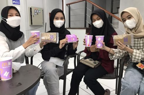 Empat Remaja Ini Berburu Gelas, Paper Bag dan Saus Edisi BTS Meal