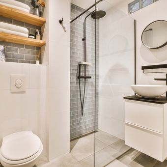 Ilustrasi kamar mandi kecil, area shower di kamar mandi.
