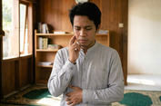 Hukum Menelan Selilit atau Sisa Makanan di Gigi saat Shalat, Batal atau Tidak? Ini Penjelasan Ulama