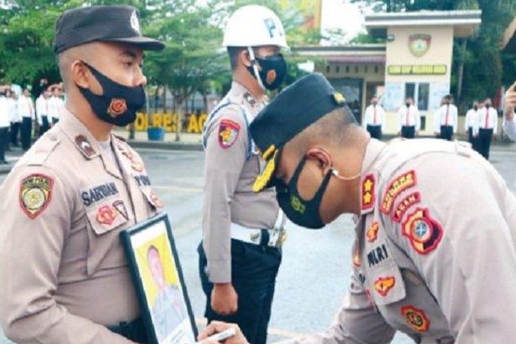 Kapolres Aceh Tenggara, AKBP Bramanti Agus Suyono, Senin (7/11/2022), mencontreng foto Bripka KZ, oknum polisi di jajaran Polres Aceh Tenggara, yang dipecat akibat tindakan asusila. 

