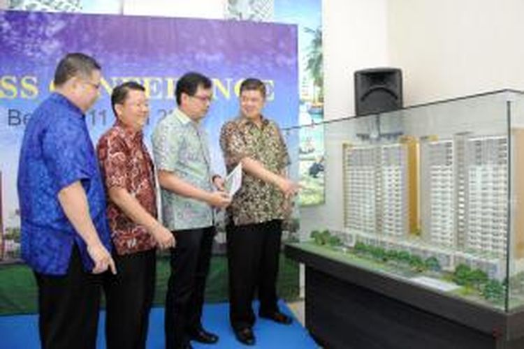 PT Starindo Kapital Indonesia mengembangkan proyek apartemen Metropolitan Park di Bekasi Utara, Minggu (11/5/2014). Tampak dalam gambar (kanan-kiri) Komisaris Utama PT Starindo Kapital Indonesia Budi Kartika, Direktur Utama PT Starindo Kapital Indonesia  Wahjono, Direktur  PT Starindo Kapital Indonesia  Djaja Hendrawan, dan GM Marketing & Sales PT Starindo Kapital Indonesia Subur Kusuma menjelaskan apartemen Metropolitan Park. 