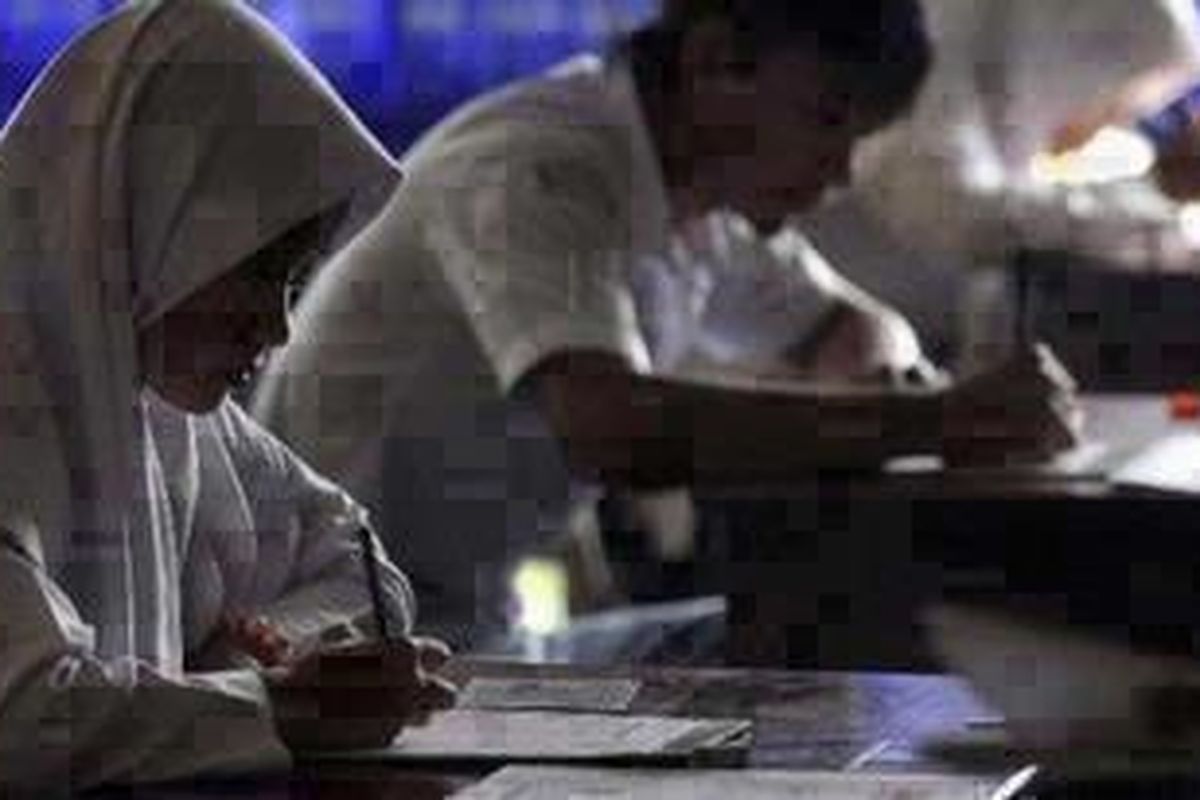 Ilustrasi pelajar yang sedang mengikuti Ujian Nasional.