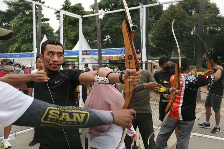 Pengunjung menjajal mini fun sport di arena festival olahraga UNIQLO FITFEST 2022, di Plaza Barat, Gelora Bung Karno Senayan, Jakarta, Minggu (26/6/2022). Festival selama dua hari ini berbagai dimeriahkan berbagai kegiatan seperti kelas olahraga dan mini fun sports.