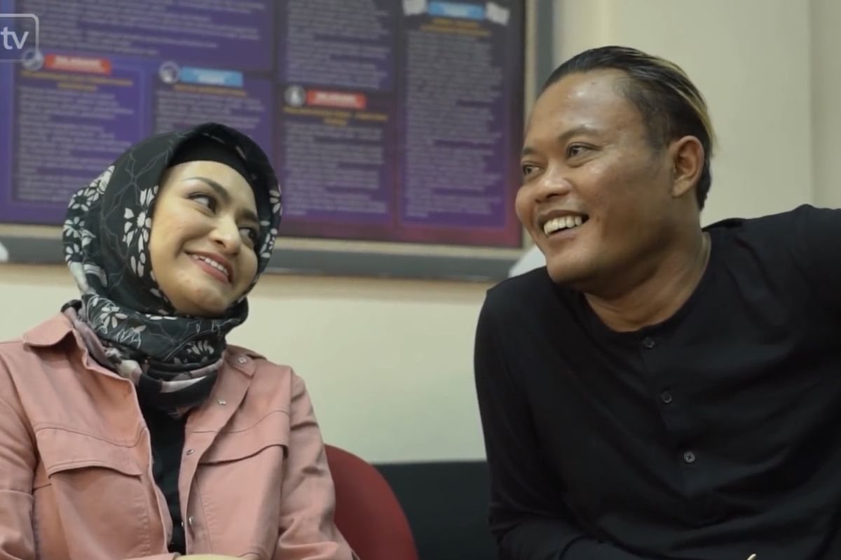 Nathalie Holscher dan Sule sedang berbincang. (Bidikan layar YouTube Taulany TV). 