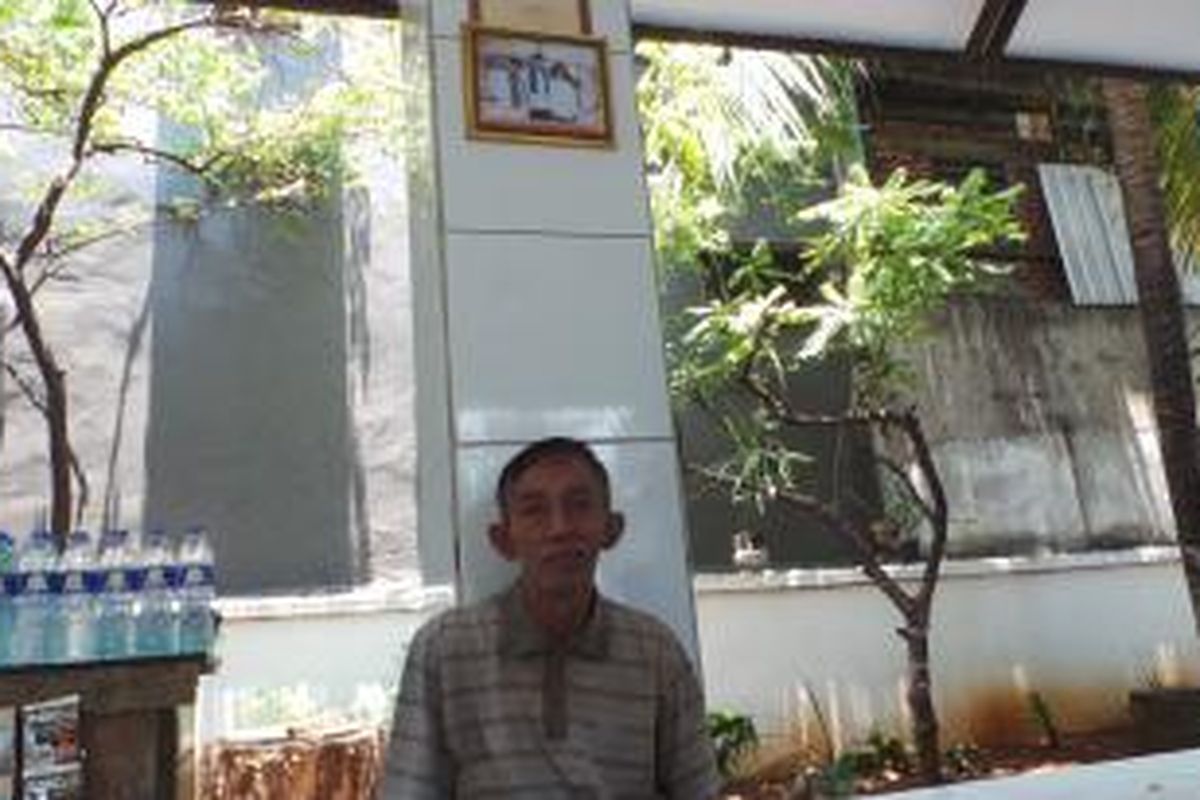 Penjaga makam Wijaya Kusuma, Hadi Doyo (64) diberangkatkan umrah oleh Wakil Gubernur DKI Jakarta Basuki Tjahaja Purnama.