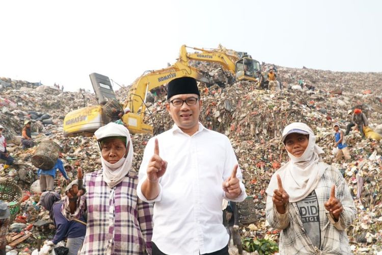 Calon gubernur Jawa Barat Ridwan Kamil saar mengunjungi pekerja di TPST Bantar Gebang, Bekasi, Kamis (19/4/2018)