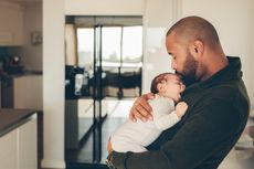 Dalam Keluarga Kurang Harmonis, Bayi Mirip Ayah Cenderung Lebih Sehat