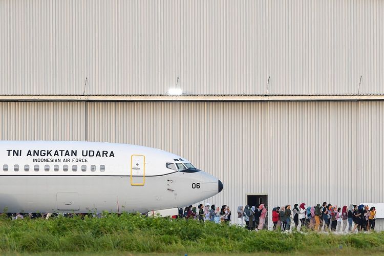 Sejumlah Warga Negara Indonesia (WNI) yang dievakuasi dari Wuhan, Hubei, China melakukan senam bersama prajurit TNI di Hanggar Pangkalan Udara TNI AU Raden Sadjad, Ranai, Natuna, Kepulauan Riau, Kamis (6/2/2020). Menurut data Kementerian Kesehatan, sebanyak 238 orang WNI yang menjalani proses observasi virus Corona tersebut kondisi kesehatannya baik dan tidak ada satupun dari mereka yang menunjukkan gejala infeksi seperti demam, batuk dan pilek. ANTARA FOTO/M Risyal Hidayat/aww.