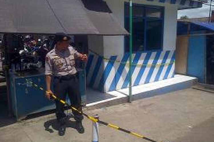 Polisi mengamankan Pos Lalu Lintas yang dititipkan Sebuah granat yang ditemukan di kolam pemancingan di RT 1 RW 12 Kampung Sukapinggir, Desa Jayagiri, Kecamatan Lembang, Kabupaten Bandung Barat Jawa Barat, Kamis (26/12/2013)