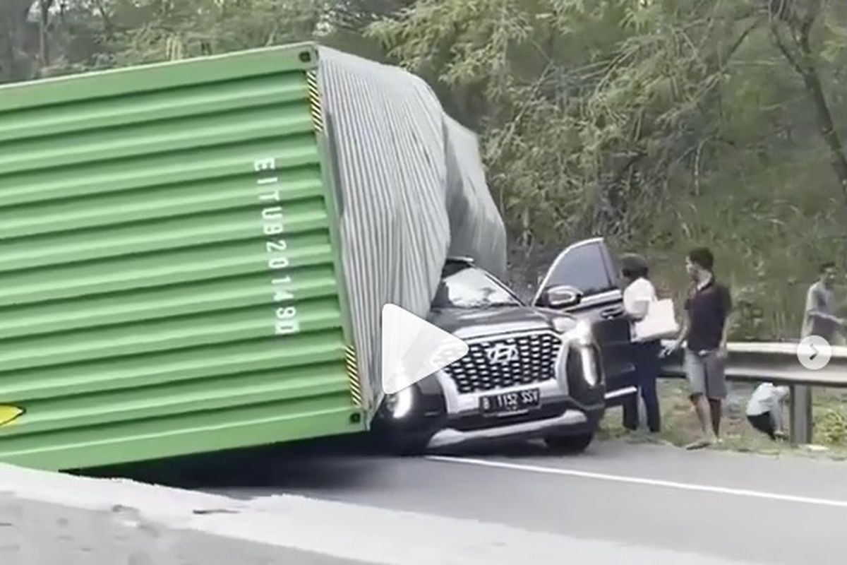 Kecelakaan truk terguling yang menimpa Hyundai Palisade di Tol Cipularang (16/10/2021).
