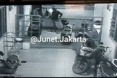 Dalam 4 Menit, Maling Bobol Gerbang dan Gasak 2 Motor di Rumah Kos di Palmerah