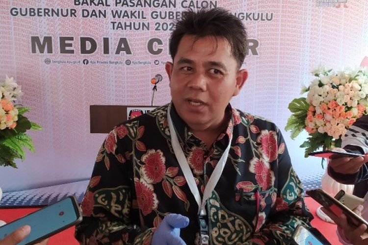 Komisioner KPU Provinsi Bengkulu Darlinsyah saat diwawancarai terkait persiapan pelaksanaan Pilkada Bengkulu 2020.