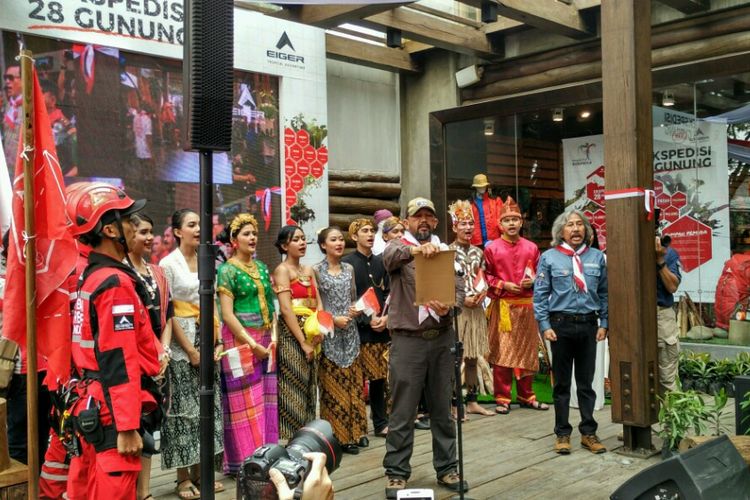 Tim ekspedisi 28 gunung membacakan ikrar Sumpah Pemuda di Bandung, Sabtu (28/10/2017). Pembacaan ini serentak dilakukan di 28 gunung di Indonesia.