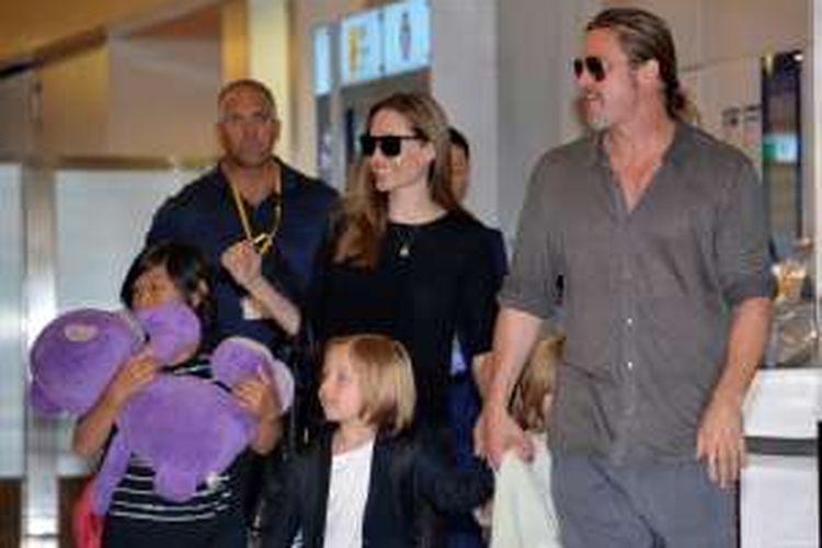 Pasangan Brad Pitt dan Angelina Jolie bersama anak-anak mereka tiba di Bandara Internasional Haneda, Tokyo, Jepang, pada 28 Juli 2013.