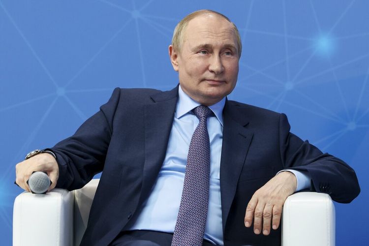 Presiden Rusia Vladimir Putin menghadiri pertemuan dengan pengusaha muda dan pengembang startup pada malam St. Petersburg International Economic Forum (SPIEF), di Kompleks Pelatihan Technograd di Moskow, Rusia, Kamis, 9 Juni 2022.