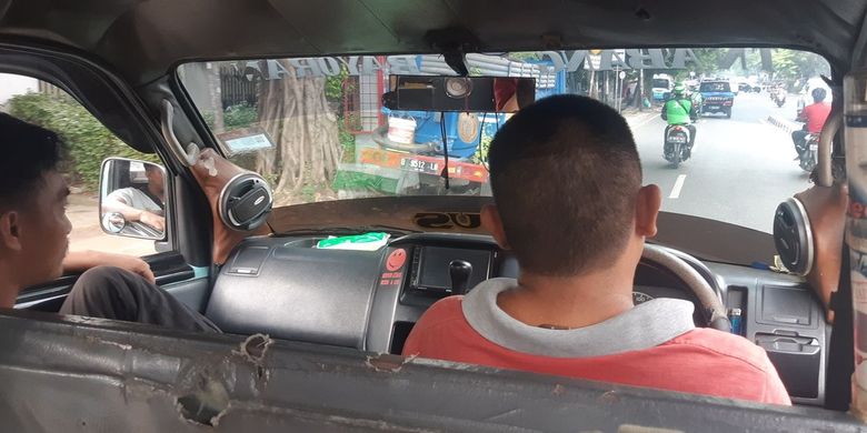 Sopir angkot M09 jurusan Tanah Abang-Kebayoran Lama mengoperasikan kendaraannya di kawasan Jakarta Selatan, Rabu (7/9/2022). Kenaikan harga BBM ikut memukul penghasilan para sopir yang saat ini sudah sepi penumpang.