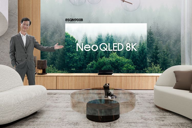 President Samsung Electronics Indonesia, Simon Lee sedang memamerkan TV Neo QLED 8K (85QN900B).