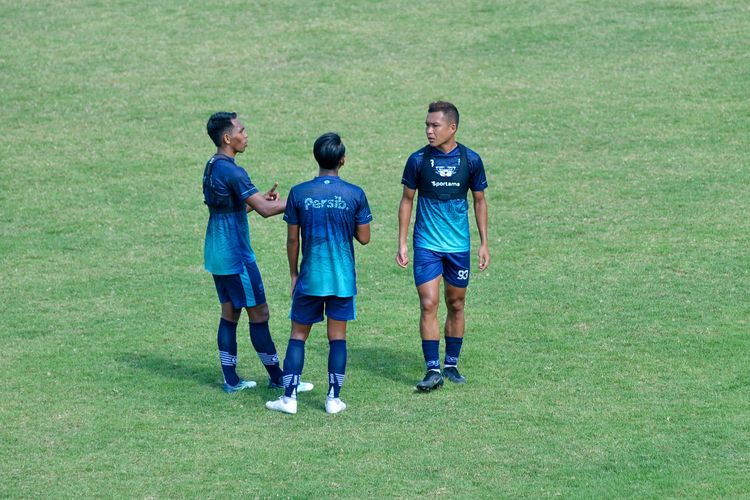 Erwin Ramdani (kanan), berbincang dengan Frets Butuan (kiri), dan Beckham Putra dalam latihan Persib di pramusim jelang kick-off Liga 1 2022-2023 di Stadion Persib, Sidolig, Bandung.