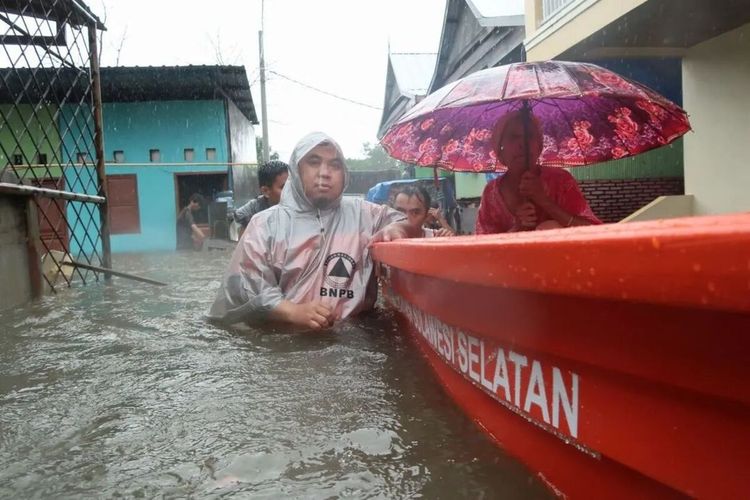 Badan Penanggulangan Bencana Daerah (BPBD) Sulawesi Selatan ikut menyebar 10 unit perahu untuk mengevakuasi warga dari banjir yang melanda Kota Makassar, Senin (13/2/2023).