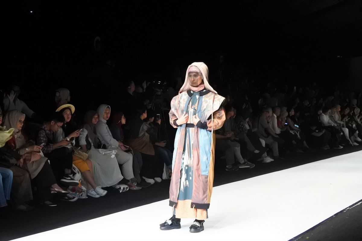 Koleksi busana muslim Matrix Experience dari Kain Printing karya desainer Firman Nurimansyah yang ditampilkan di ajang jakarta Fashion Week 2020, di Senayan City, Jakarta, Jumat (25/10/2019)