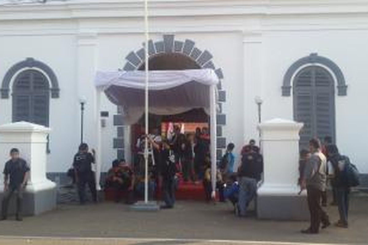 Pengunjung di depan pintu masuk Museum Kebangkitan Nasional, Rabu (20/5/2015)