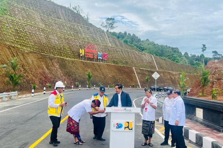 Presiden Joko Widodo saat meresmikan Jalan Pintas (shortcut) Batas Kota Singaraja-Mengwitani, Kabupaten Buleleng, Provinsi Bali, pada Kamis (2/2/2023).