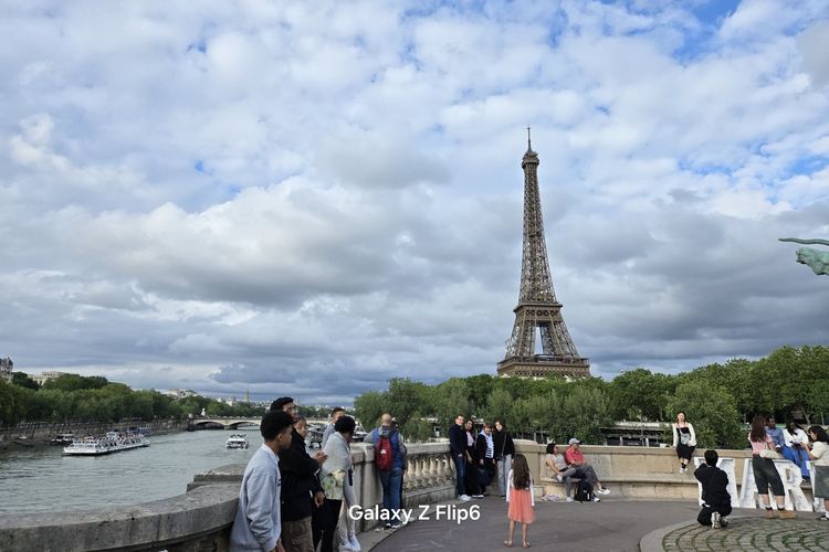 Hasil foto menara Eiffel pakai kamera 50 MP Samsung Z Flip 6.