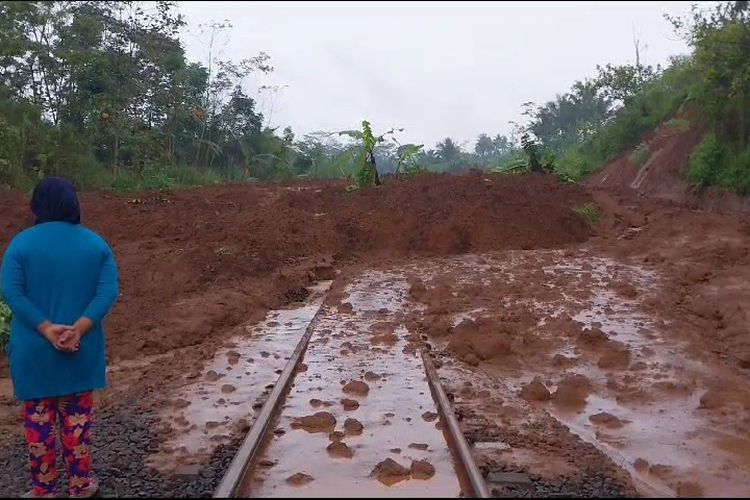 Longsor menutup rel kereta api (KA) di KM 340+100 antara Stasiun Karanggandul-Karangsari, Kabupaten Banyumas, Jawa Tengah, Senin (4/12/2023). 