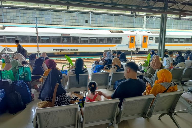 Pengguna layanan mudik ketera api milik KAI.