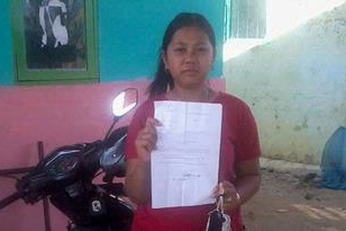 Darsem menunjukkan surat imbauan yang ditujukan kepada dirinya di kediamannya, Kamis (16/9/2011). Surat tersebut berisi supaya Darsem peduli kepada pihak lain dalam memanfaatkan dana bantuan Rp 1,2 miliar yang diterima dari pemirsa TV Swasta Nasional.