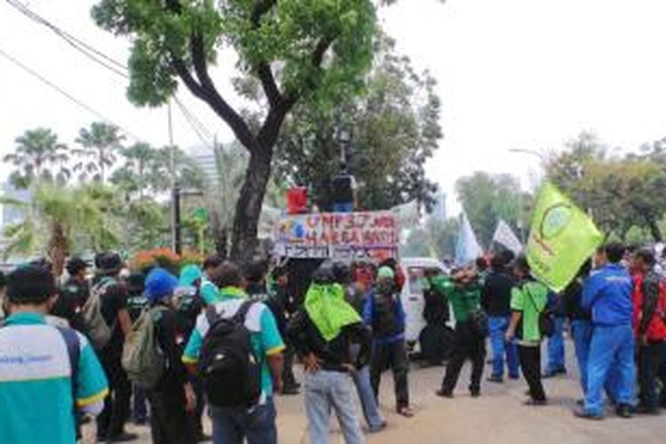 Ratusan buruh kembali melakukan aksi unjuk rasa di depan Gedung Balaikota Jakarta, Rabu (6/11/2013). Mereka kembali menuntut Gubernur DKI Jakarta Joko Widodo untuk meningkatkan UMP DKI 2014 menjadi Rp 3,7 juta.